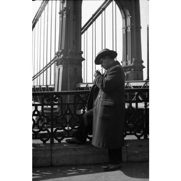 Elegáns úr a régi Erzsébet hídnál, Budapest, Duna, cigaretta, kalap, közlekedés, Horthy-korszak, 1930-as évek,  Eredeti nagyobb méretű fotó negatív!    