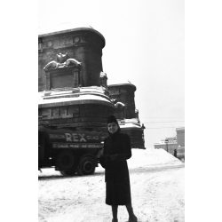   Elegáns hölgy a régi Erzsébet hídnál, Budapest, teherautó REX olaj-benzin felirattal (STEAUA Kőolajkereskedelmi Részvénytársaság), reklám, Duna, jármű, közlekedés, Horthy-korszak, 1930-as évek,  Eredeti nagyobb méretű fotó negatív!