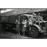 Családok ünneplőben egy jobbkormányos magyar feliratos teherautón, jármű, közlekedés, kommunizmus, 1950, 1950-es évek, Eredeti fotó, papírkép.  