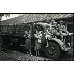   Családok ünneplőben egy jobbkormányos magyar feliratos teherautón, jármű, közlekedés, kommunizmus, 1950, 1950-es évek, Eredeti fotó, papírkép.  