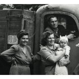 Családok ünneplőben egy jobbkormányos magyar feliratos teherautón, jármű, közlekedés, kommunizmus, 1950, 1950-es évek, Eredeti fotó, papírkép.  