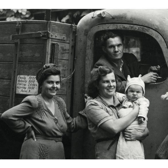 Családok ünneplőben egy jobbkormányos magyar feliratos teherautón, jármű, közlekedés, kommunizmus, 1950, 1950-es évek, Eredeti fotó, papírkép.  
