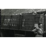 Családok ünneplőben egy jobbkormányos magyar feliratos teherautón, jármű, közlekedés, kommunizmus, 1950, 1950-es évek, Eredeti fotó, papírkép.  