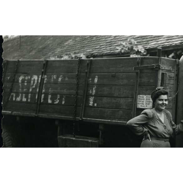 Családok ünneplőben egy jobbkormányos magyar feliratos teherautón, jármű, közlekedés, kommunizmus, 1950, 1950-es évek, Eredeti fotó, papírkép.  