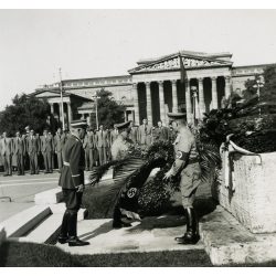   Náci német katonai vezetők koszorúznak, Budapest, Hősök tere, Hősök emlékműve, 2. világháború, horogkereszt, egyenruha, Horthy-korszak, 1940-es évek, Eredeti fotó, papírkép.   méret megközelítőleg (centiméterben): 6 x 8.5 Használt! Eredeti nagyítás! 