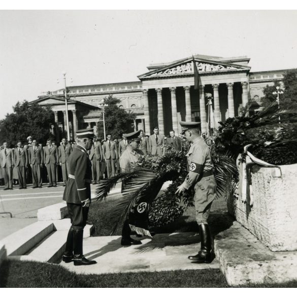 Náci német katonai vezetők koszorúznak, Budapest, Hősök tere, Hősök emlékműve, 2. világháború, horogkereszt, egyenruha, Horthy-korszak, 1940-es évek, Eredeti fotó, papírkép.   méret megközelítőleg (centiméterben): 6 x 8.5 Használt! Eredeti nagyítás! 