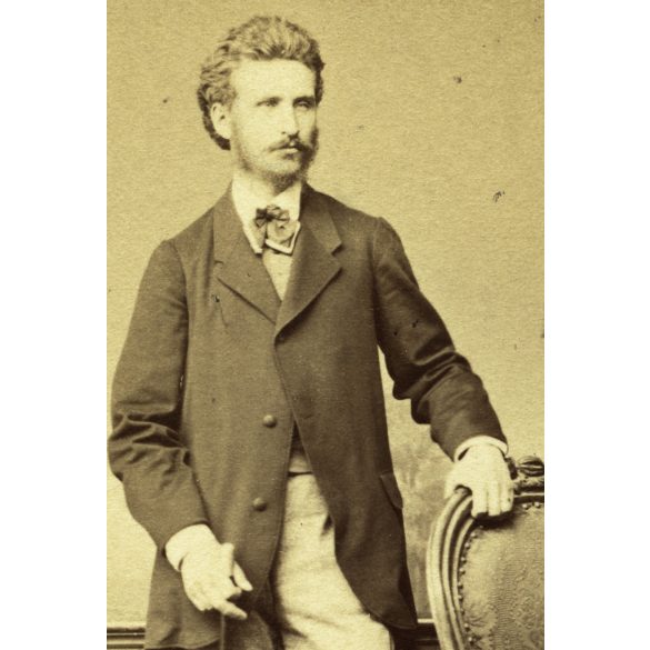 Borsos Jósef műterme,  Pest (Budapest), elegáns bajuszos-szakállas úr sétapálcával,  monarchia, 1860-es évek, Eredeti CDV, vizitkártya fotó. 
