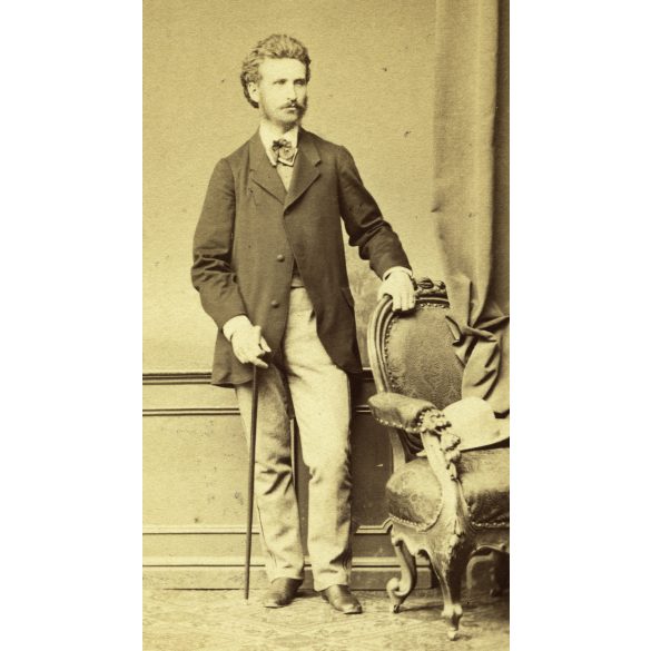 Borsos Jósef műterme,  Pest (Budapest), elegáns bajuszos-szakállas úr sétapálcával,  monarchia, 1860-es évek, Eredeti CDV, vizitkártya fotó. 