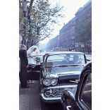 Amerikai Chevrolet luxusautó valószínűleg magyar állami rendszámmal, Budapest, Lenin körút, esküvő, menyasszony, személygépkocsi, jármű, közlekedés, szocializmus, 1960-as évek, Eredeti dia!  