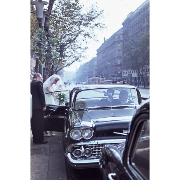 Amerikai Chevrolet luxusautó valószínűleg magyar állami rendszámmal, Budapest, Lenin körút, esküvő, menyasszony, személygépkocsi, jármű, közlekedés, szocializmus, 1960-as évek, Eredeti dia!  