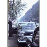 Amerikai Chevrolet luxusautó valószínűleg magyar állami rendszámmal, Budapest, Lenin körút, esküvő, menyasszony, személygépkocsi, jármű, közlekedés, szocializmus, 1960-as évek, Eredeti dia!  