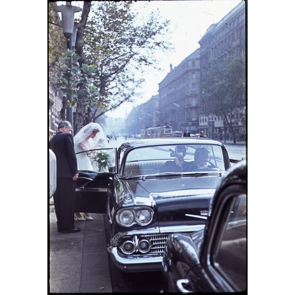 Amerikai Chevrolet luxusautó valószínűleg magyar állami rendszámmal, Budapest, Lenin körút, esküvő, menyasszony, személygépkocsi, jármű, közlekedés, szocializmus, 1960-as évek, Eredeti dia!  