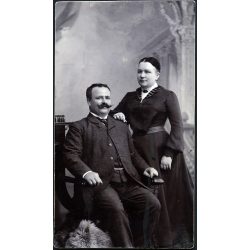   Nagyobb méret, Kossak József műterme, Temesvár (Erdély), elegáns pár ünneplő ruhában, bajusz, óralánc, monarchia, 1890-es évek, Eredeti kabinetfotó, vágott szélekkel. 
