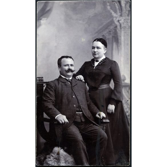 Nagyobb méret, Kossak József műterme, Temesvár (Erdély), elegáns pár ünneplő ruhában, bajusz, óralánc, monarchia, 1890-es évek, Eredeti kabinetfotó, vágott szélekkel. 