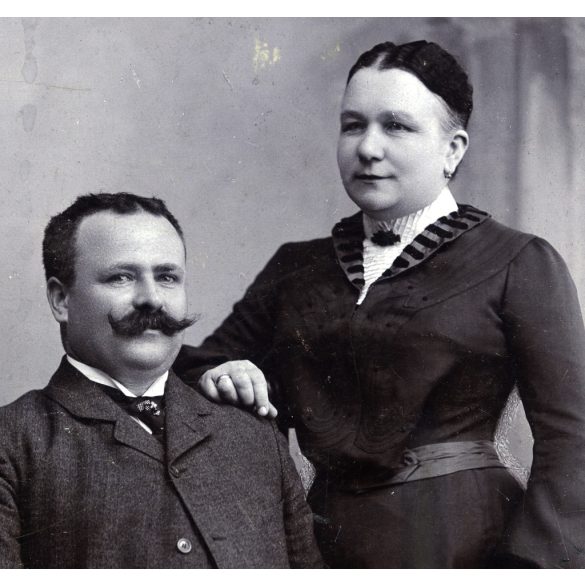 Nagyobb méret, Kossak József műterme, Temesvár (Erdély), elegáns pár ünneplő ruhában, bajusz, óralánc, monarchia, 1890-es évek, Eredeti kabinetfotó, vágott szélekkel. 