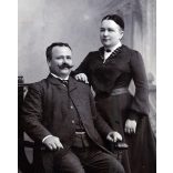 Nagyobb méret, Kossak József műterme, Temesvár (Erdély), elegáns pár ünneplő ruhában, bajusz, óralánc, monarchia, 1890-es évek, Eredeti kabinetfotó, vágott szélekkel. 