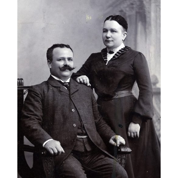 Nagyobb méret, Kossak József műterme, Temesvár (Erdély), elegáns pár ünneplő ruhában, bajusz, óralánc, monarchia, 1890-es évek, Eredeti kabinetfotó, vágott szélekkel. 
