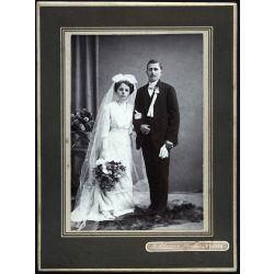   Nagyobb méret, Kohlmann Sándor műterme, Ungvár (Kárpátalja), esküvő, menyasszony, vőlegény, virág, ünnep, monarchia, 1900-as évek, Eredeti kabinetfotó, hátulján ragasztó nyomok. 