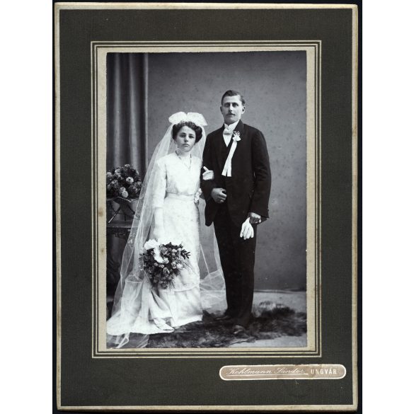 Nagyobb méret, Kohlmann Sándor műterme, Ungvár (Kárpátalja), esküvő, menyasszony, vőlegény, virág, ünnep, monarchia, 1900-as évek, Eredeti kabinetfotó, hátulján ragasztó nyomok. 