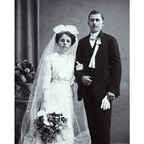 Nagyobb méret, Kohlmann Sándor műterme, Ungvár (Kárpátalja), esküvő, menyasszony, vőlegény, virág, ünnep, monarchia, 1900-as évek, Eredeti kabinetfotó, hátulján ragasztó nyomok. 