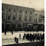 Magyar katonazenekar a főutcán, Kassa (Felvidék), kirakat, reklám, üzlet, 2. világháború, egyenruha, Horthy-korszak, 1930-as évek, Eredeti fotó, papírkép. 