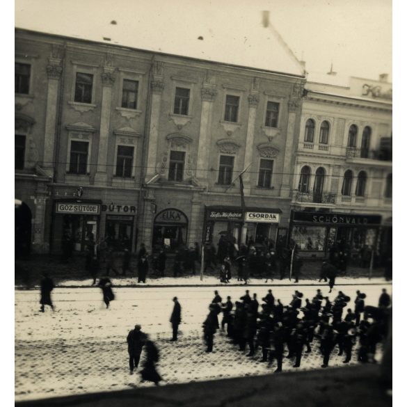 Magyar katonazenekar a főutcán, Kassa (Felvidék), kirakat, reklám, üzlet, 2. világháború, egyenruha, Horthy-korszak, 1930-as évek, Eredeti fotó, papírkép. 