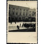 Magyar katonazenekar a főutcán, Kassa (Felvidék), kirakat, reklám, üzlet, 2. világháború, egyenruha, Horthy-korszak, 1930-as évek, Eredeti fotó, papírkép. 