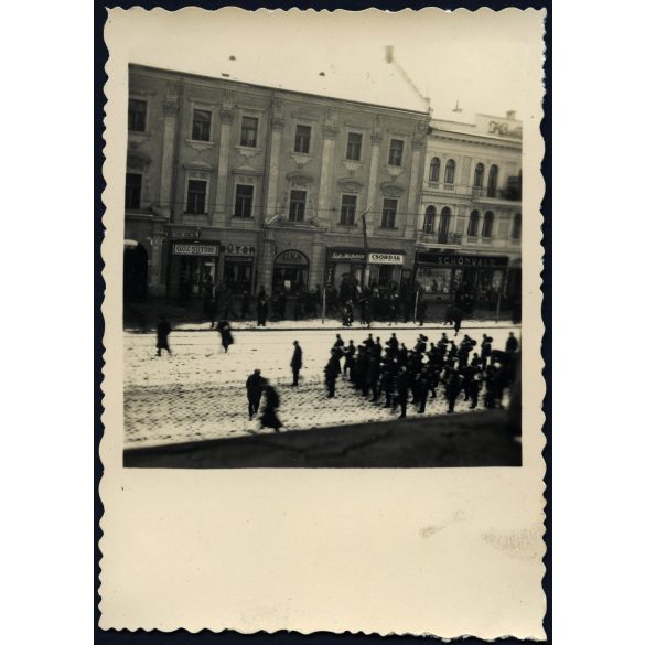 Magyar katonazenekar a főutcán, Kassa (Felvidék), kirakat, reklám, üzlet, 2. világháború, egyenruha, Horthy-korszak, 1930-as évek, Eredeti fotó, papírkép. 