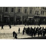 Magyar katonazenekar a főutcán, Kassa (Felvidék), kirakat, reklám, üzlet, 2. világháború, egyenruha, Horthy-korszak, 1930-as évek, Eredeti fotó, papírkép. 