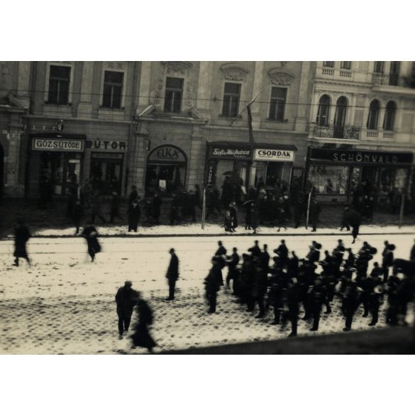 Magyar katonazenekar a főutcán, Kassa (Felvidék), kirakat, reklám, üzlet, 2. világháború, egyenruha, Horthy-korszak, 1930-as évek, Eredeti fotó, papírkép. 