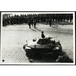 Magyar gyártmányú Csaba páncélautó a főutcán, Kassa (Felvidék), 2. világháború, magyar katonatisztek,  egyenruha, jármű, közlekedés, Horthy-korszak, 1930-as évek, Eredeti fotó, papírkép. 