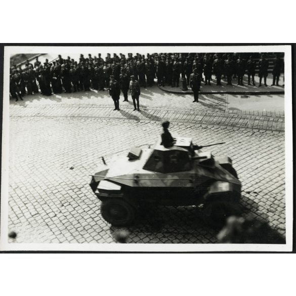 Magyar gyártmányú Csaba páncélautó a főutcán, Kassa (Felvidék), 2. világháború, magyar katonatisztek,  egyenruha, jármű, közlekedés, Horthy-korszak, 1930-as évek, Eredeti fotó, papírkép. 