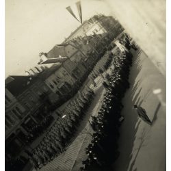   Magyar katonák vonulnak a főutcán, Kassa (Felvidék), kirakat, reklám, üzlet, 2. világháború, egyenruha, Horthy-korszak, 1930-as évek, Eredeti fotó, papírkép.   