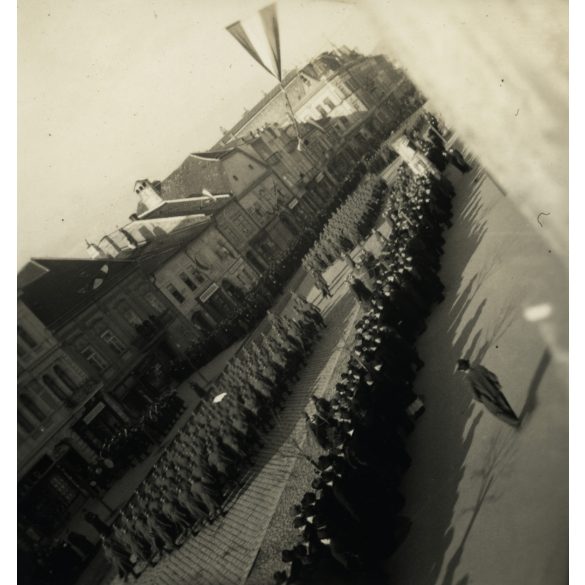 Magyar katonák vonulnak a főutcán, Kassa (Felvidék), kirakat, reklám, üzlet, 2. világháború, egyenruha, Horthy-korszak, 1930-as évek, Eredeti fotó, papírkép.   