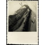 Magyar katonák vonulnak a főutcán, Kassa (Felvidék), kirakat, reklám, üzlet, 2. világháború, egyenruha, Horthy-korszak, 1930-as évek, Eredeti fotó, papírkép.   