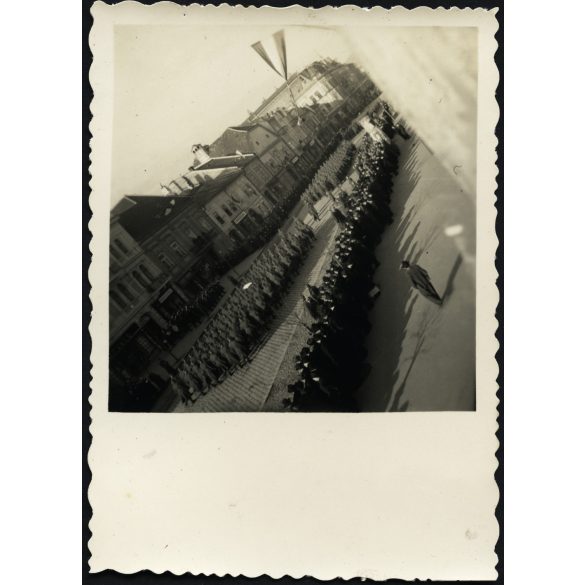 Magyar katonák vonulnak a főutcán, Kassa (Felvidék), kirakat, reklám, üzlet, 2. világháború, egyenruha, Horthy-korszak, 1930-as évek, Eredeti fotó, papírkép.   