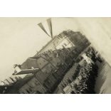 Magyar katonák vonulnak a főutcán, Kassa (Felvidék), kirakat, reklám, üzlet, 2. világháború, egyenruha, Horthy-korszak, 1930-as évek, Eredeti fotó, papírkép.   