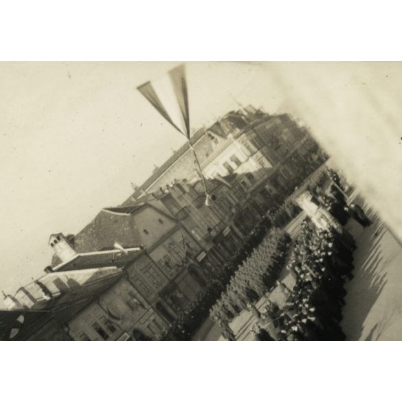 Magyar katonák vonulnak a főutcán, Kassa (Felvidék), kirakat, reklám, üzlet, 2. világháború, egyenruha, Horthy-korszak, 1930-as évek, Eredeti fotó, papírkép.   