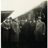 Magyar katonatisztek, politikai vezetők a pályaudvaron, Kassa (Felvidék), 2. világháború, egyenruha, Horthy-korszak, 1930-as évek, Eredeti fotó, papírkép, alsó sarka gyűrött.  