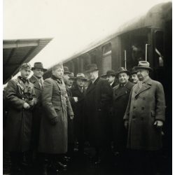   Magyar katonatisztek, politikai vezetők a pályaudvaron, Kassa (Felvidék), 2. világháború, egyenruha, Horthy-korszak, 1930-as évek, Eredeti fotó, papírkép, alsó sarka gyűrött.  