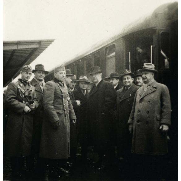 Magyar katonatisztek, politikai vezetők a pályaudvaron, Kassa (Felvidék), 2. világháború, egyenruha, Horthy-korszak, 1930-as évek, Eredeti fotó, papírkép, alsó sarka gyűrött.  