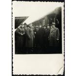 Magyar katonatisztek, politikai vezetők a pályaudvaron, Kassa (Felvidék), 2. világháború, egyenruha, Horthy-korszak, 1930-as évek, Eredeti fotó, papírkép, alsó sarka gyűrött.  