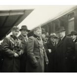 Magyar katonatisztek, politikai vezetők a pályaudvaron, Kassa (Felvidék), 2. világháború, egyenruha, Horthy-korszak, 1930-as évek, Eredeti fotó, papírkép, alsó sarka gyűrött.  