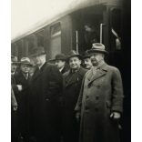 Magyar katonatisztek, politikai vezetők a pályaudvaron, Kassa (Felvidék), 2. világháború, egyenruha, Horthy-korszak, 1930-as évek, Eredeti fotó, papírkép, alsó sarka gyűrött.  