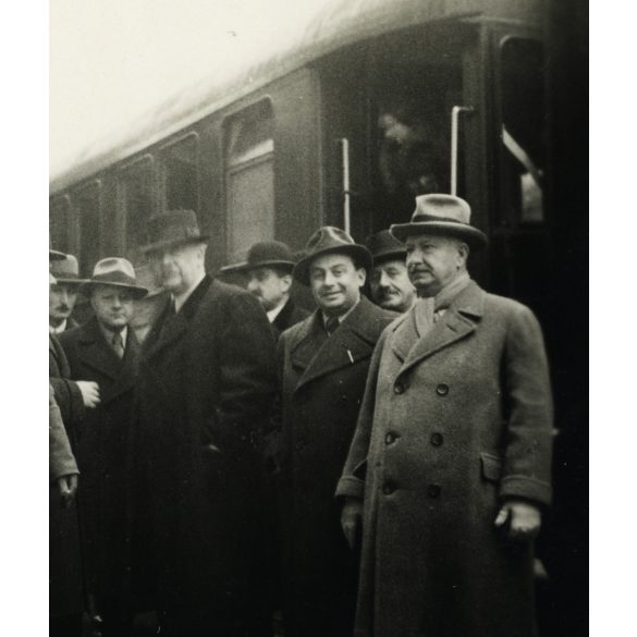 Magyar katonatisztek, politikai vezetők a pályaudvaron, Kassa (Felvidék), 2. világháború, egyenruha, Horthy-korszak, 1930-as évek, Eredeti fotó, papírkép, alsó sarka gyűrött.  