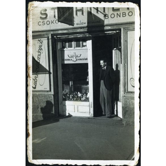 Glózik Istvánné édességboltja, Budapest (?), STÜHMER, István édesség, bolt, üzlet, kirakat, reklám, cukrászda, Horthy-korszak, 1930-as évek, Eredeti fotó, papírkép.   