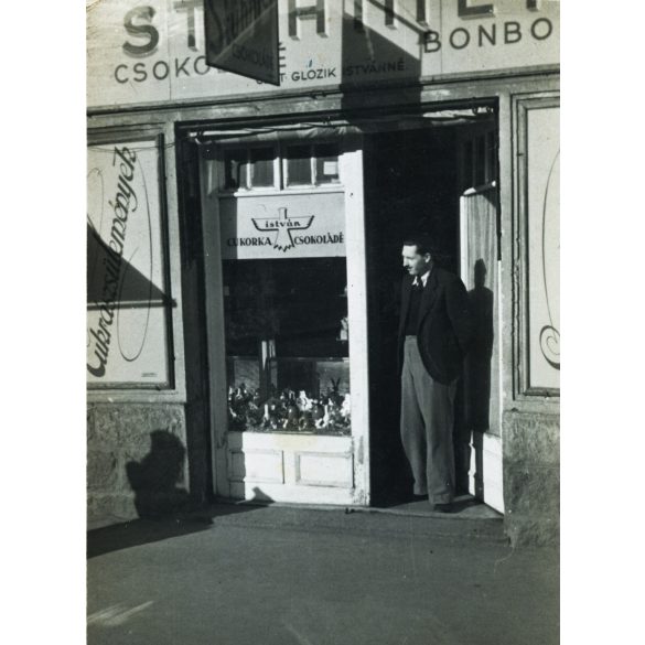 Glózik Istvánné édességboltja, Budapest (?), STÜHMER, István édesség, bolt, üzlet, kirakat, reklám, cukrászda, Horthy-korszak, 1930-as évek, Eredeti fotó, papírkép.   