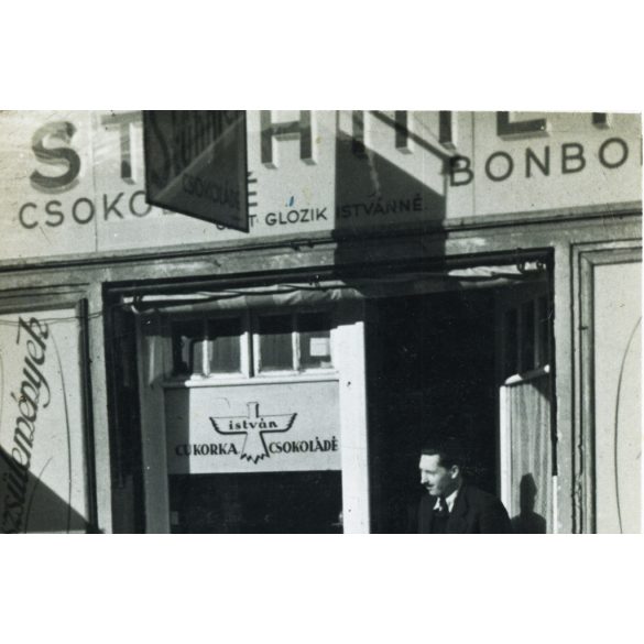 Glózik Istvánné édességboltja, Budapest (?), STÜHMER, István édesség, bolt, üzlet, kirakat, reklám, cukrászda, Horthy-korszak, 1930-as évek, Eredeti fotó, papírkép.   