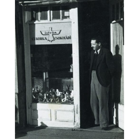 Glózik Istvánné édességboltja, Budapest (?), STÜHMER, István édesség, bolt, üzlet, kirakat, reklám, cukrászda, Horthy-korszak, 1930-as évek, Eredeti fotó, papírkép.   
