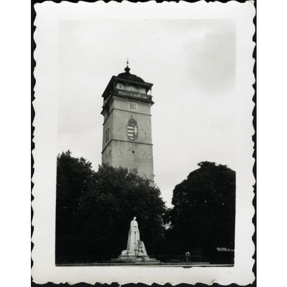 A Városi őrtorony és Andrássy Franciska grófnő mellszobra, Rozsnyó (Felvidék), 2. világháború, Horthy-korszak, 1930-as évek, Eredeti fotó, papírkép.  